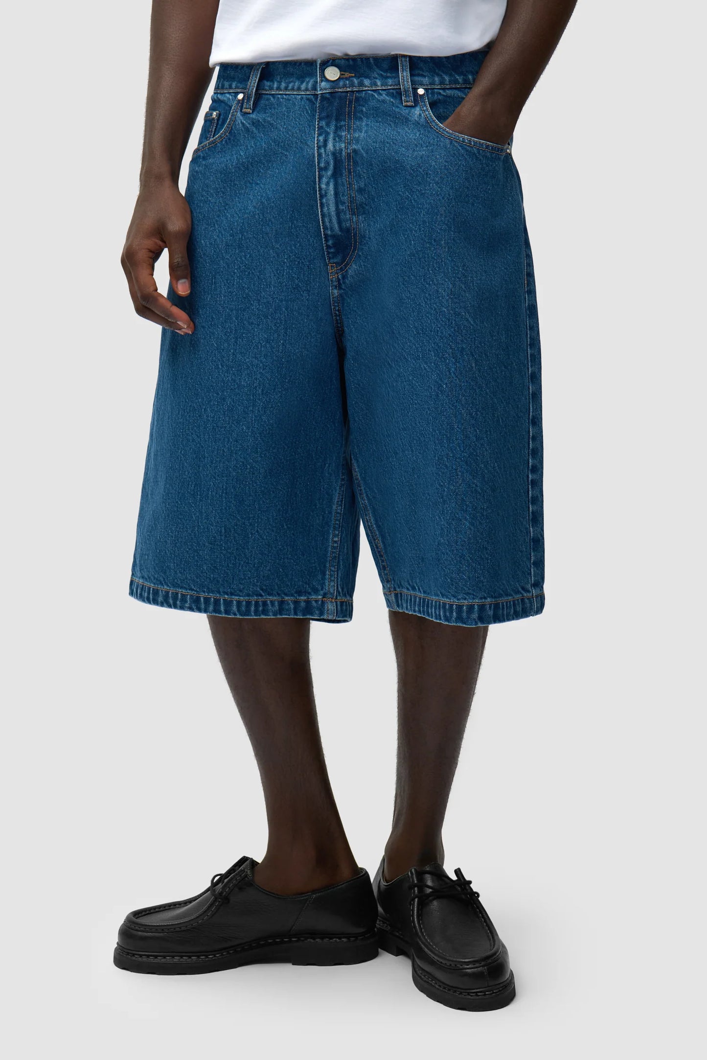 Round Pocket Denim Short