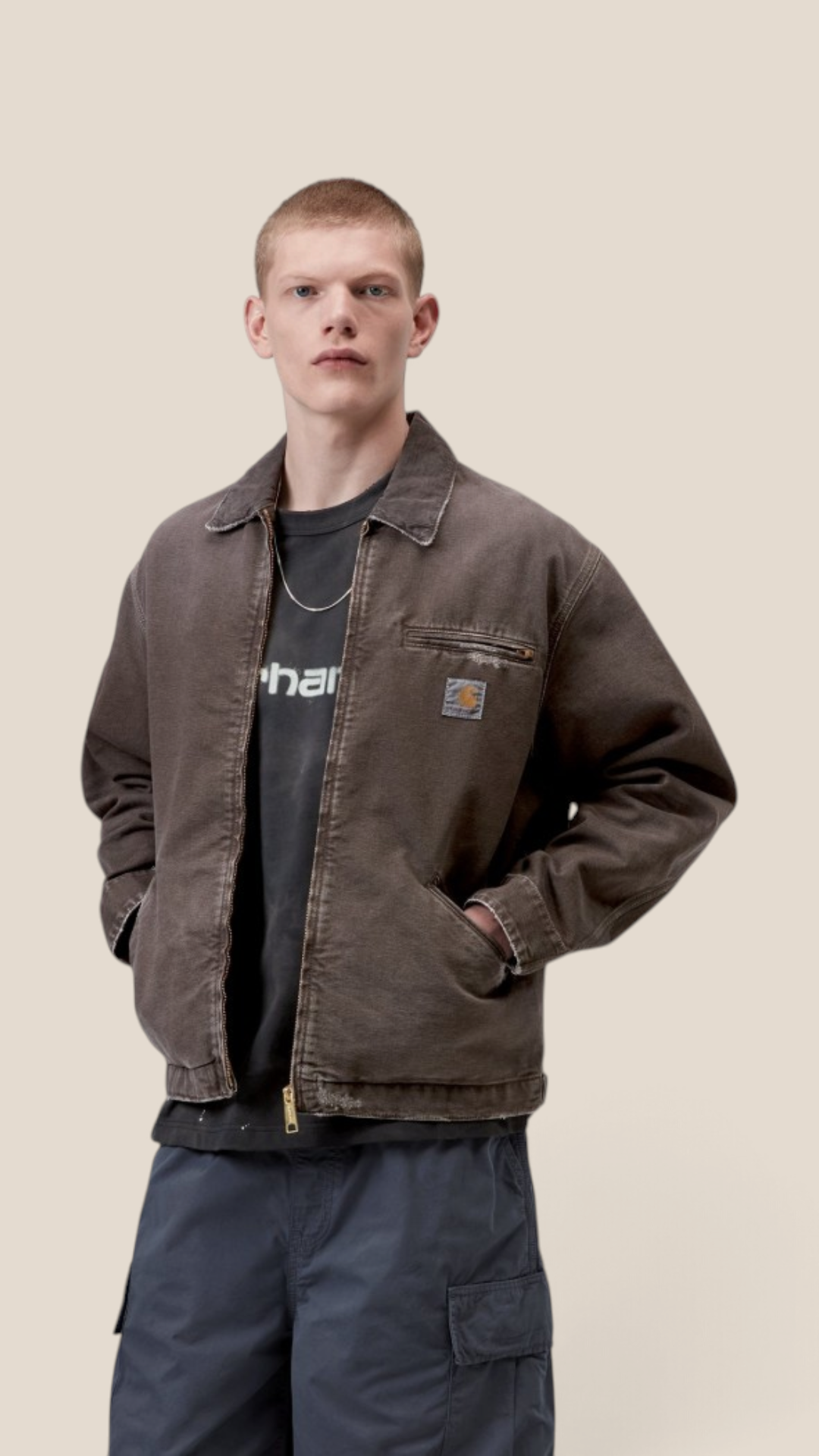 Carhartt WIP OG Detroit Jacket Tobacco Destroy Wash - con modelo