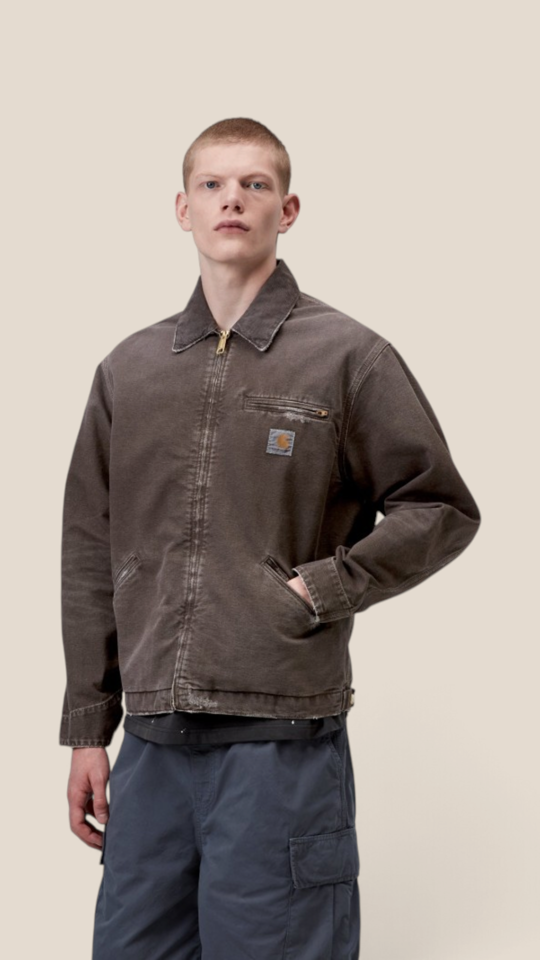 Carhartt WIP OG Detroit Jacket Tobacco Destroy Wash - con modelo