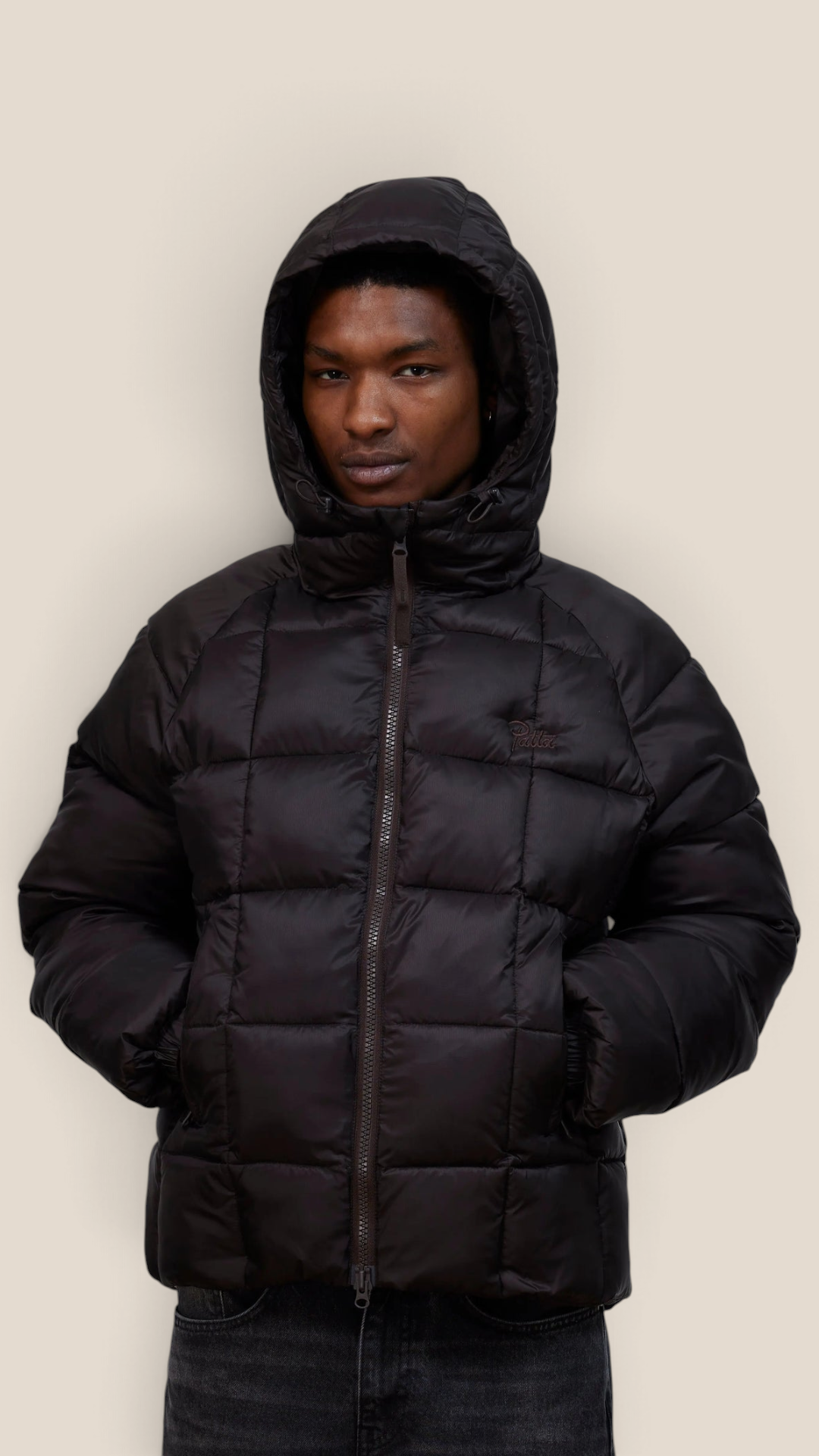 Patta Square Quilted Puffer Jacket Java - con modelo