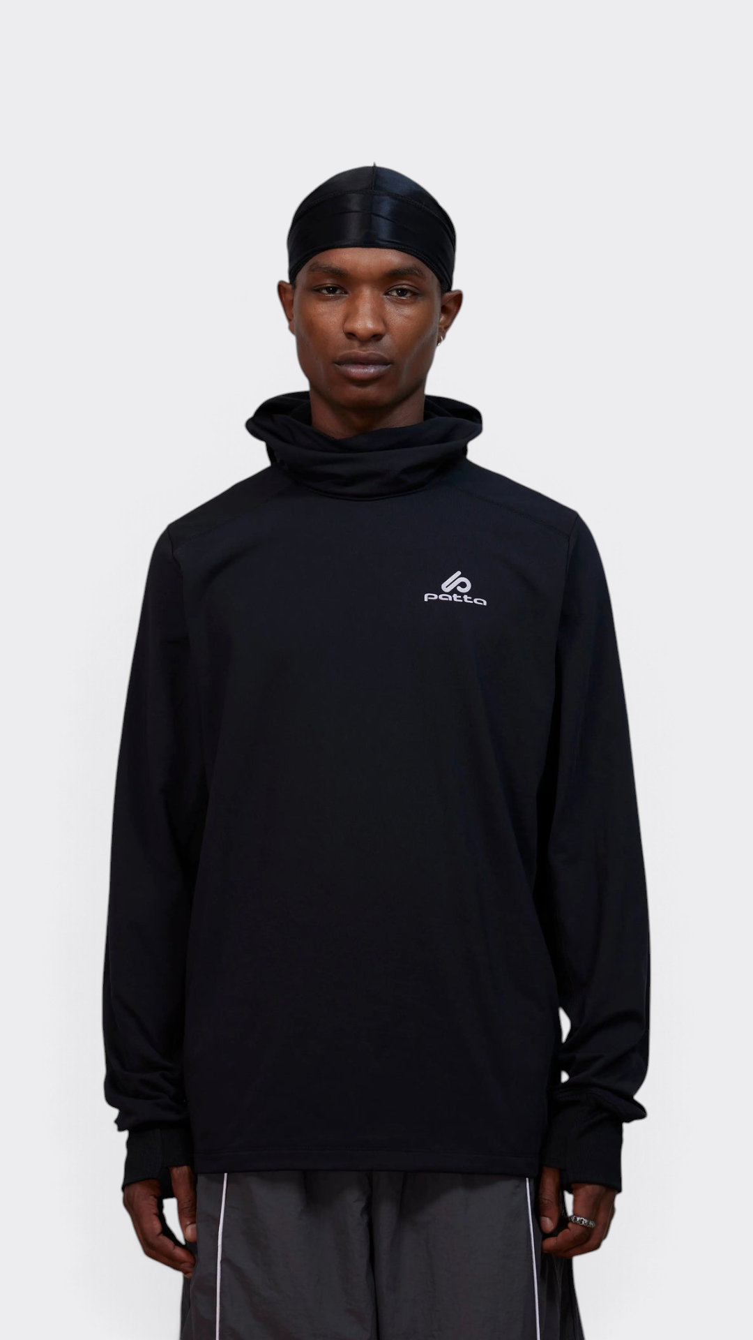 Patta Technical Hooded Sweater Black - con modelo