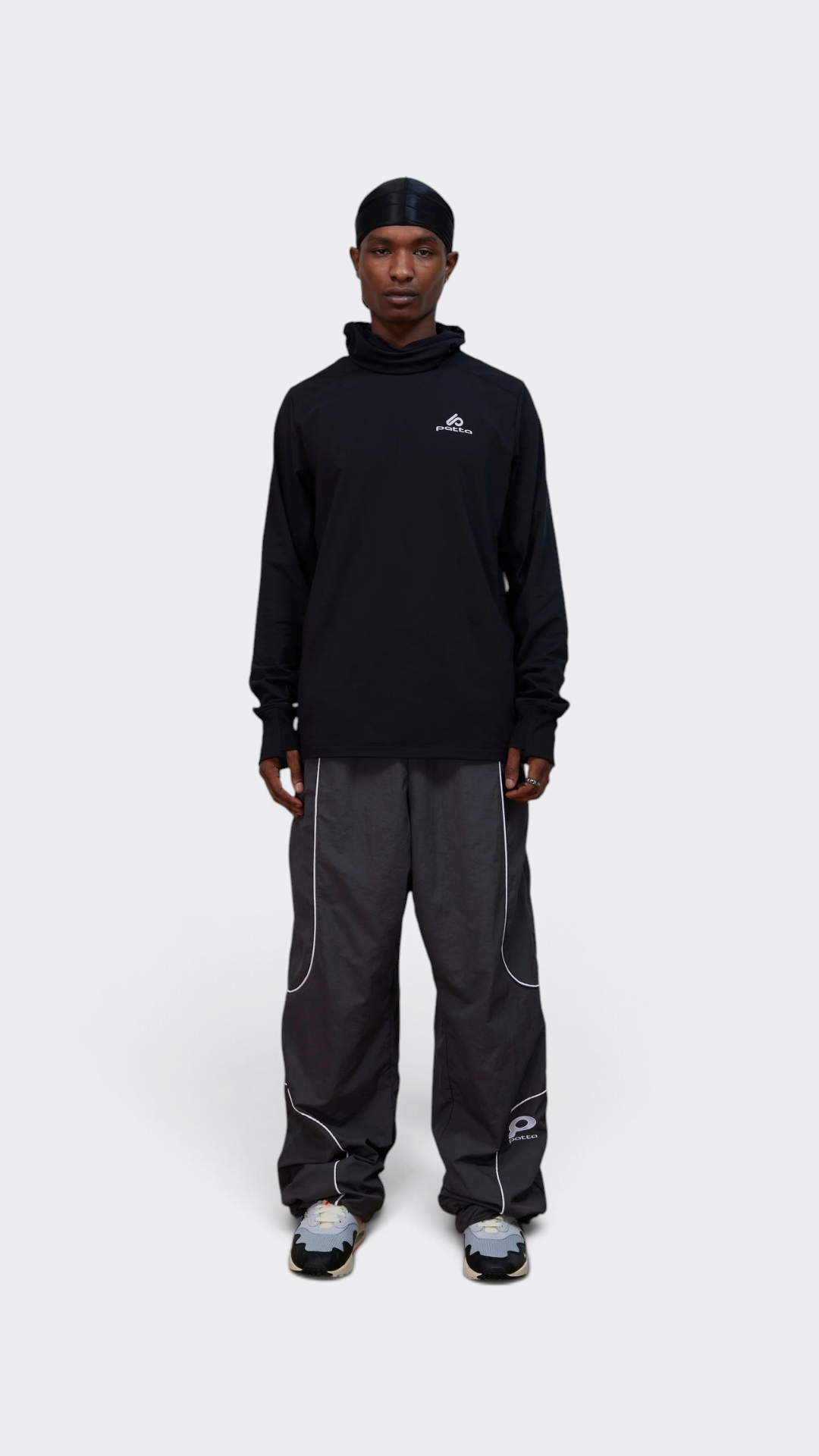 Patta Technical Hooded Sweater Black - con modelo