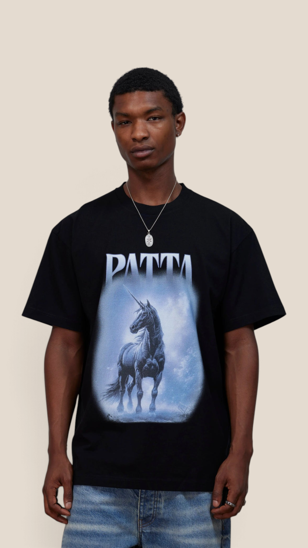 Patta Unicorn T-Shirt Black - con modelo