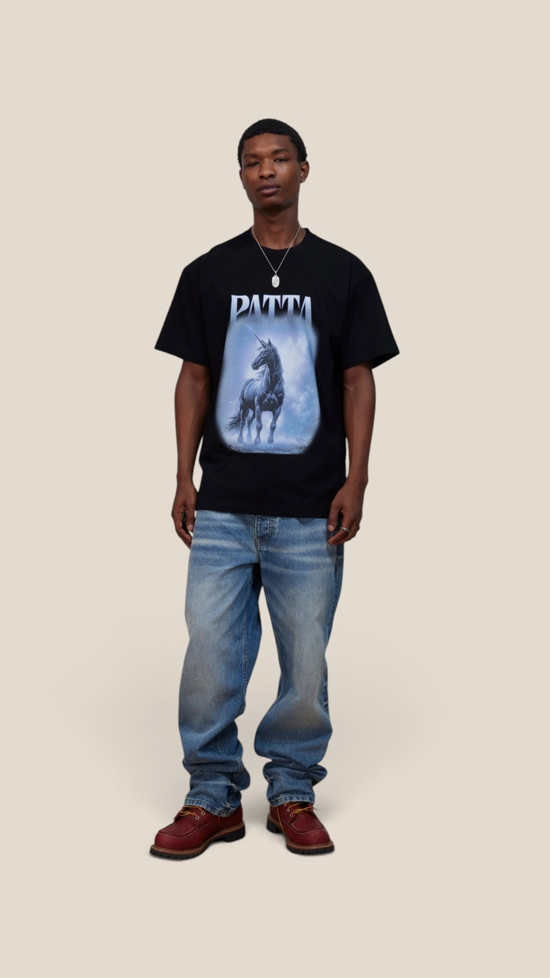 Patta Unicorn T-Shirt Black - con modelo
